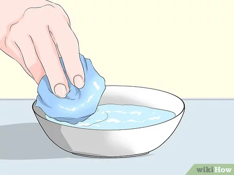 Nhúng chiếc khăn mềm vào tô nước