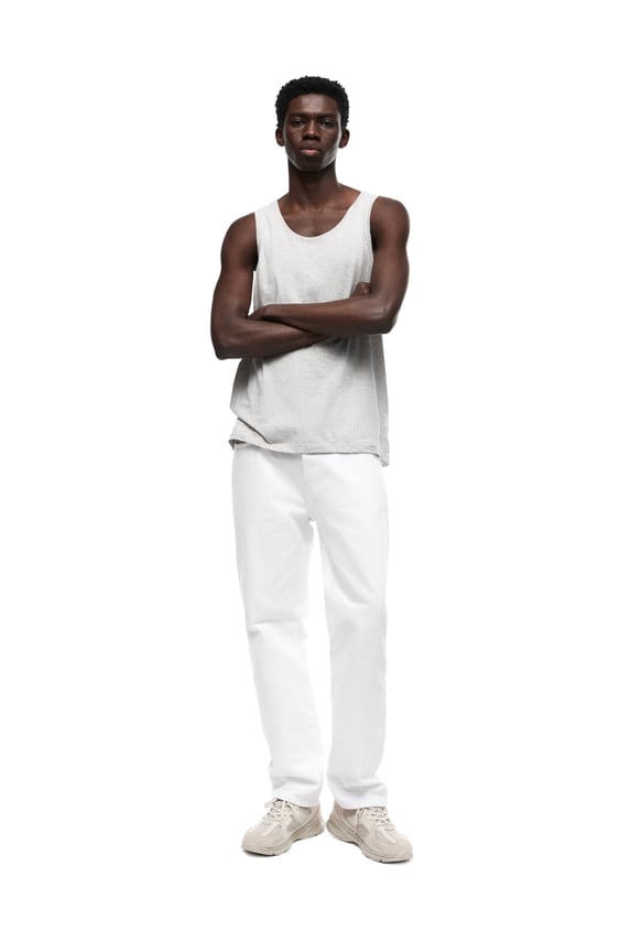 Chiếc áo Tank top với phần cách tay khoét sâu kết hợp cùng quần jogger dài tông màu tối giúp “ăn gian” chiều cao khá hiệu quả