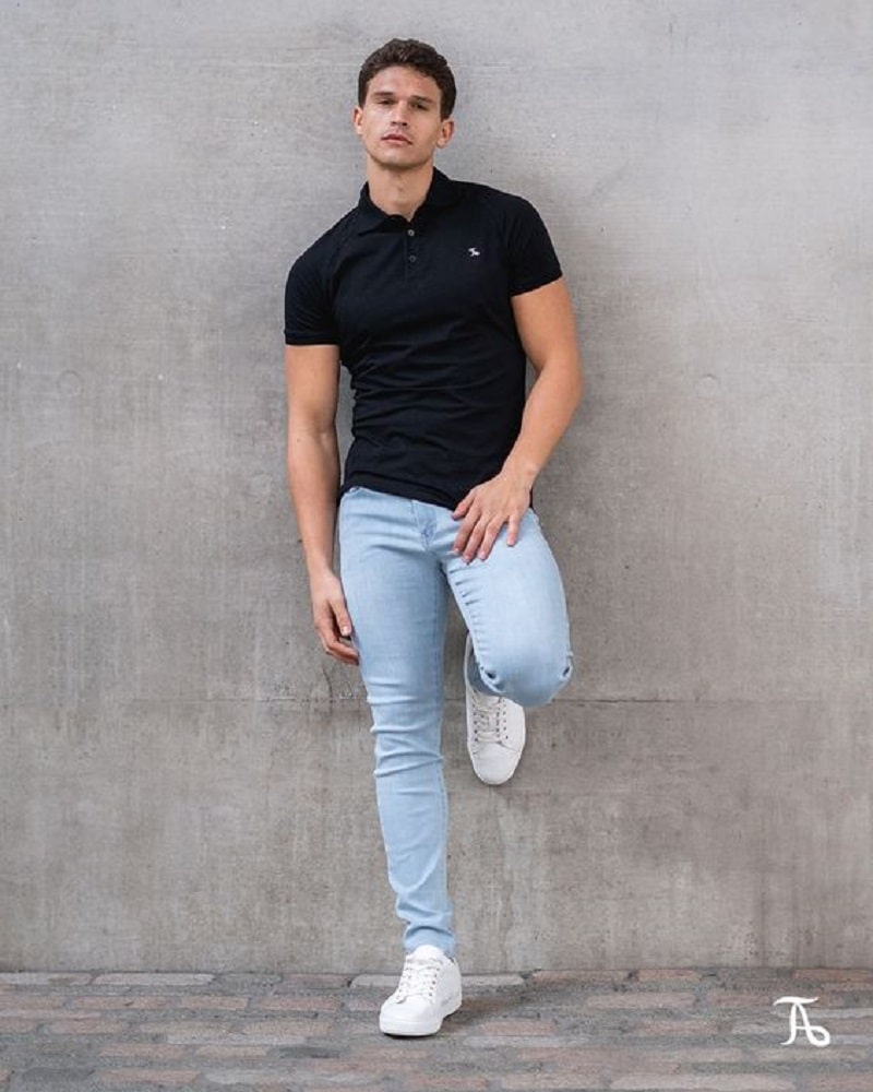 Phối đồ với áo thun polo và quần jeans cá tính