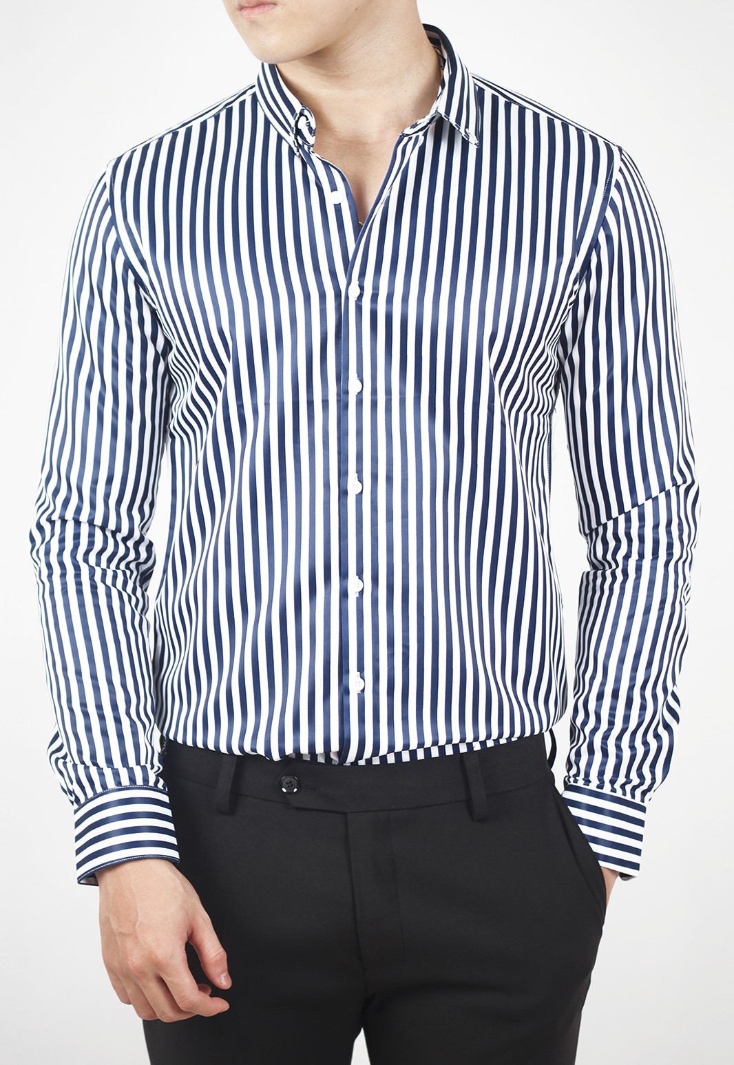 Phối đồ với quần tây nam cùng áo sơ mi họa tiết sọc