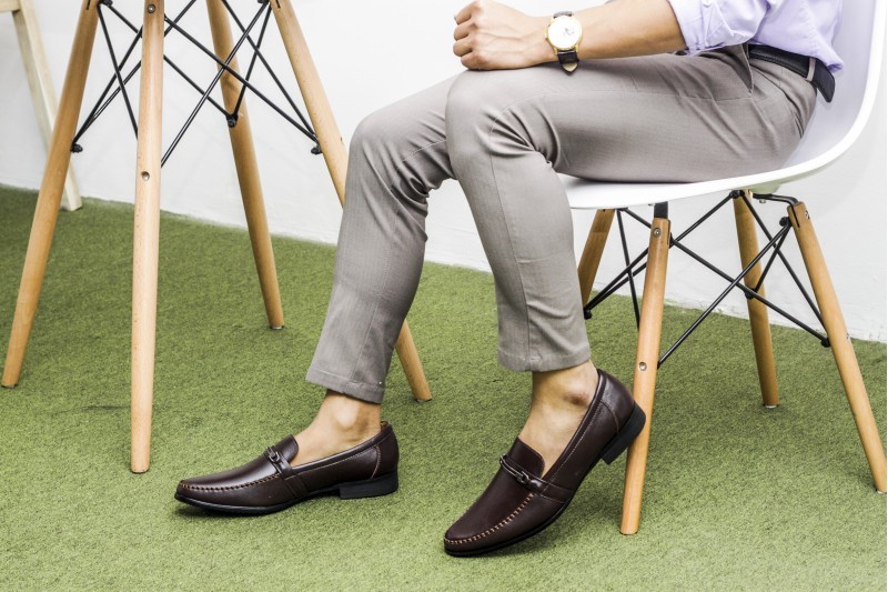 Giày lười da bò nâu kết hợp với quần tây và áo sơ mi