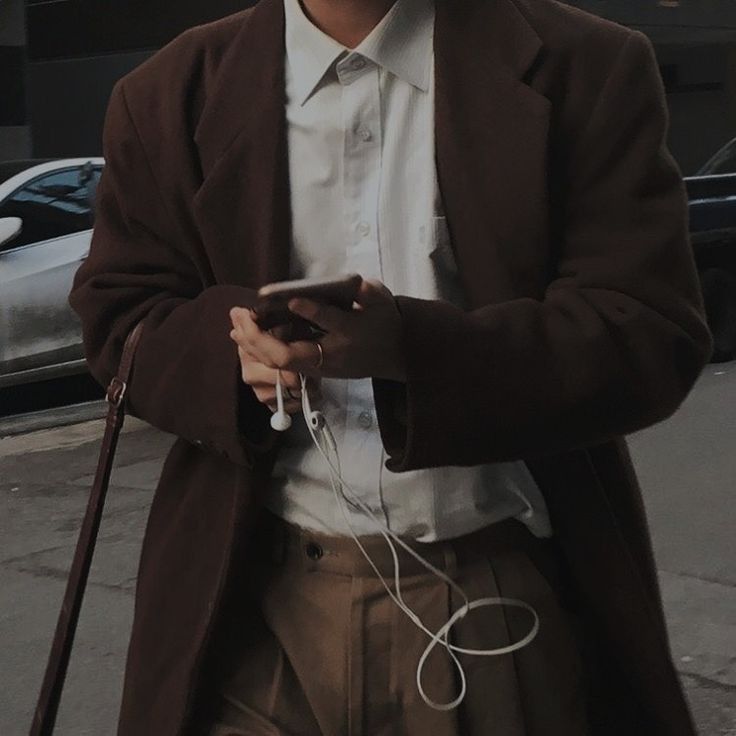 Có thể chọn áo sơ mi sáng màu như trắng, xanh nhạt, vàng