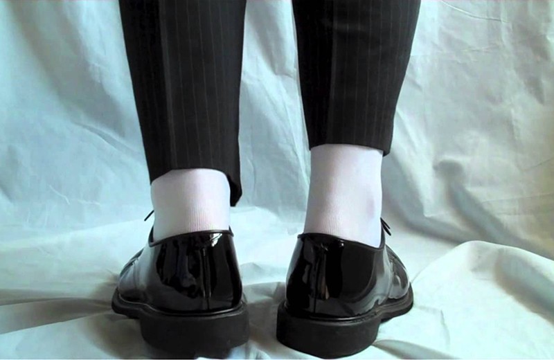 Hạn chế chọn tất trắng đi giày Tây