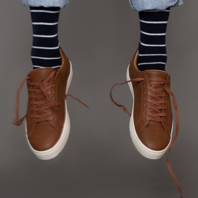 Phối màu tất phù với quần và giày