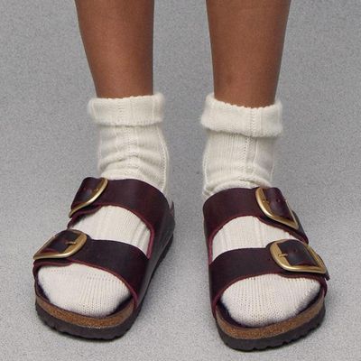 Không mang tất với dép