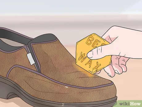 Làm sạch giày da bò với sáp ong