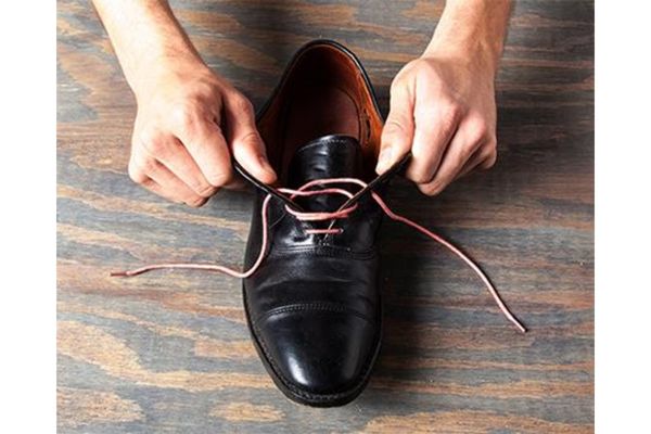 Tháo dây giày trước khi vệ sinh