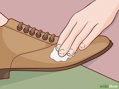 Thoa một lớp dầu mỏng bằng ngón tay của bạn (Nguồn: Internet)