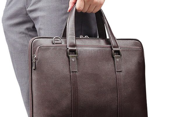 Phong cách lịch lãm với túi xách nam công sở hàng hiệu