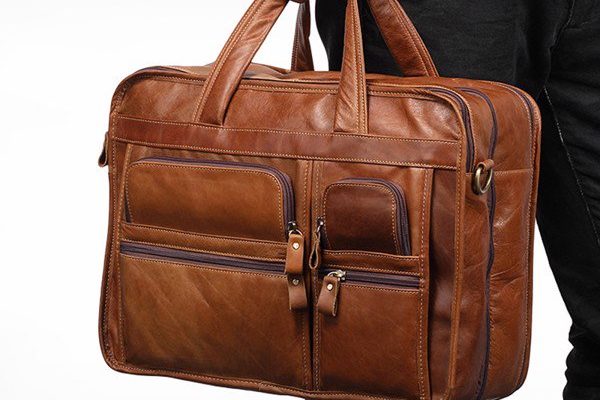 Hãy luôn cất giữ túi da hàng hiệu cẩn thận để luôn như mới