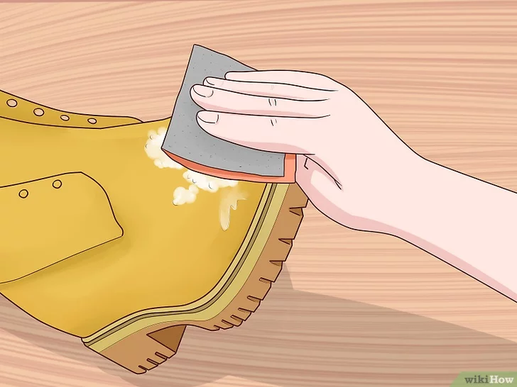 Dùng giấy nhám để đánh sạch các vết bẩn còn lại