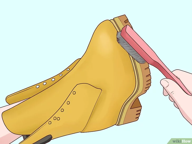 Chải sạch bụi đất và các mẩu vụn bằng bàn chải mềm