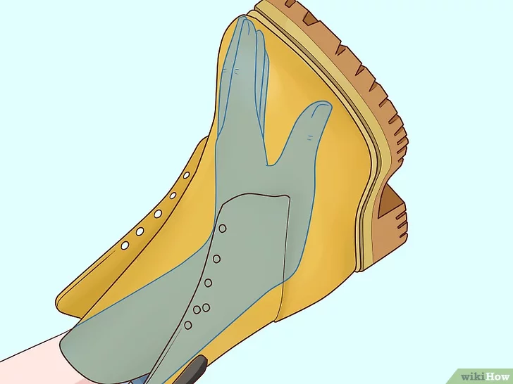 Cho một tay vào trong giày