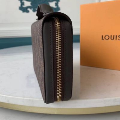Ví cầm tay Louis Vuitton